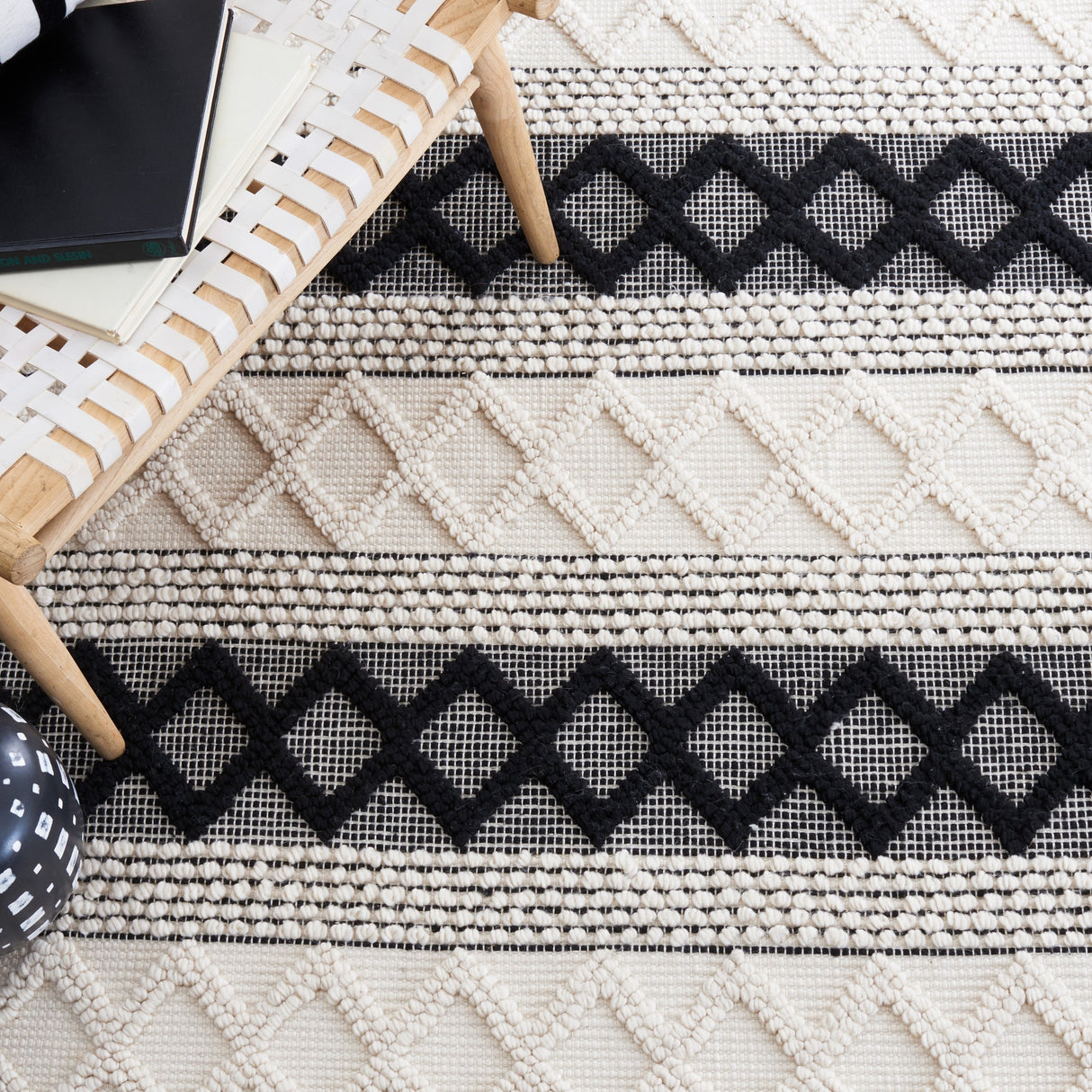 Safavieh Natura Nat334A Ivory/Black Rug.