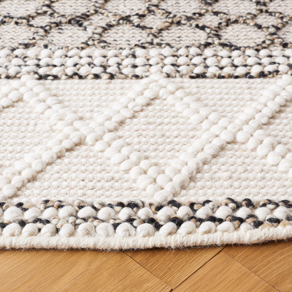 Safavieh Natura Nat340A Ivory/Black Rug.