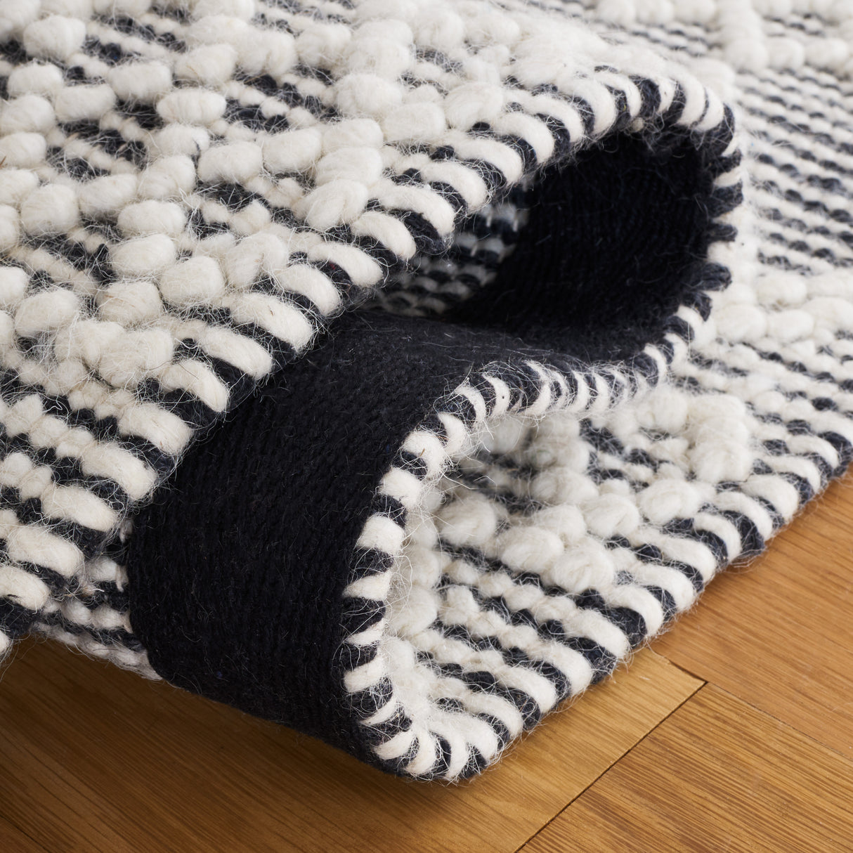Safavieh Natura Nat341A Ivory/Black Rug.