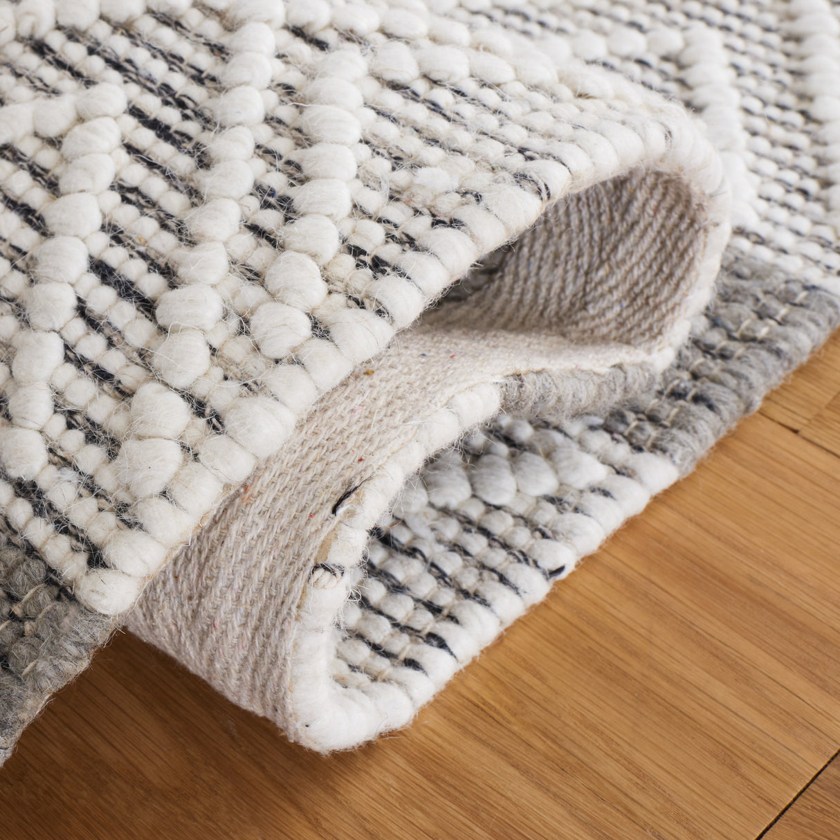 Safavieh Natura Nat344A Ivory/Charcoal Rug.
