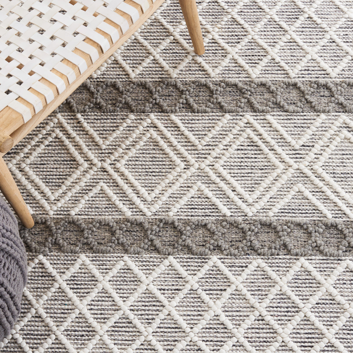 Safavieh Natura Nat344A Ivory/Charcoal Rug.