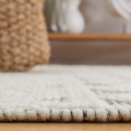 Safavieh Natura Nat347A Ivory/Black Rug.