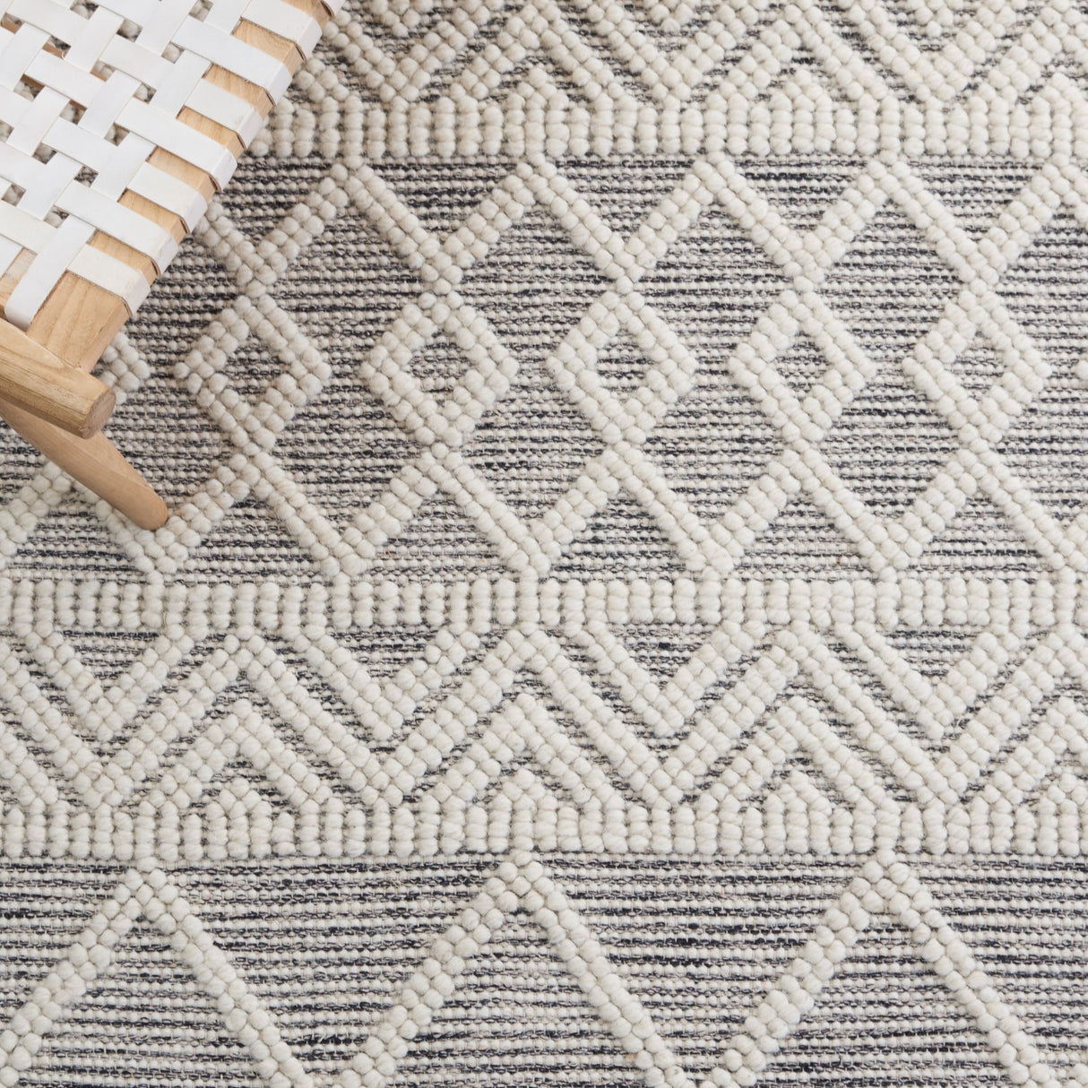 Safavieh Natura Nat347A Ivory/Black Rug.