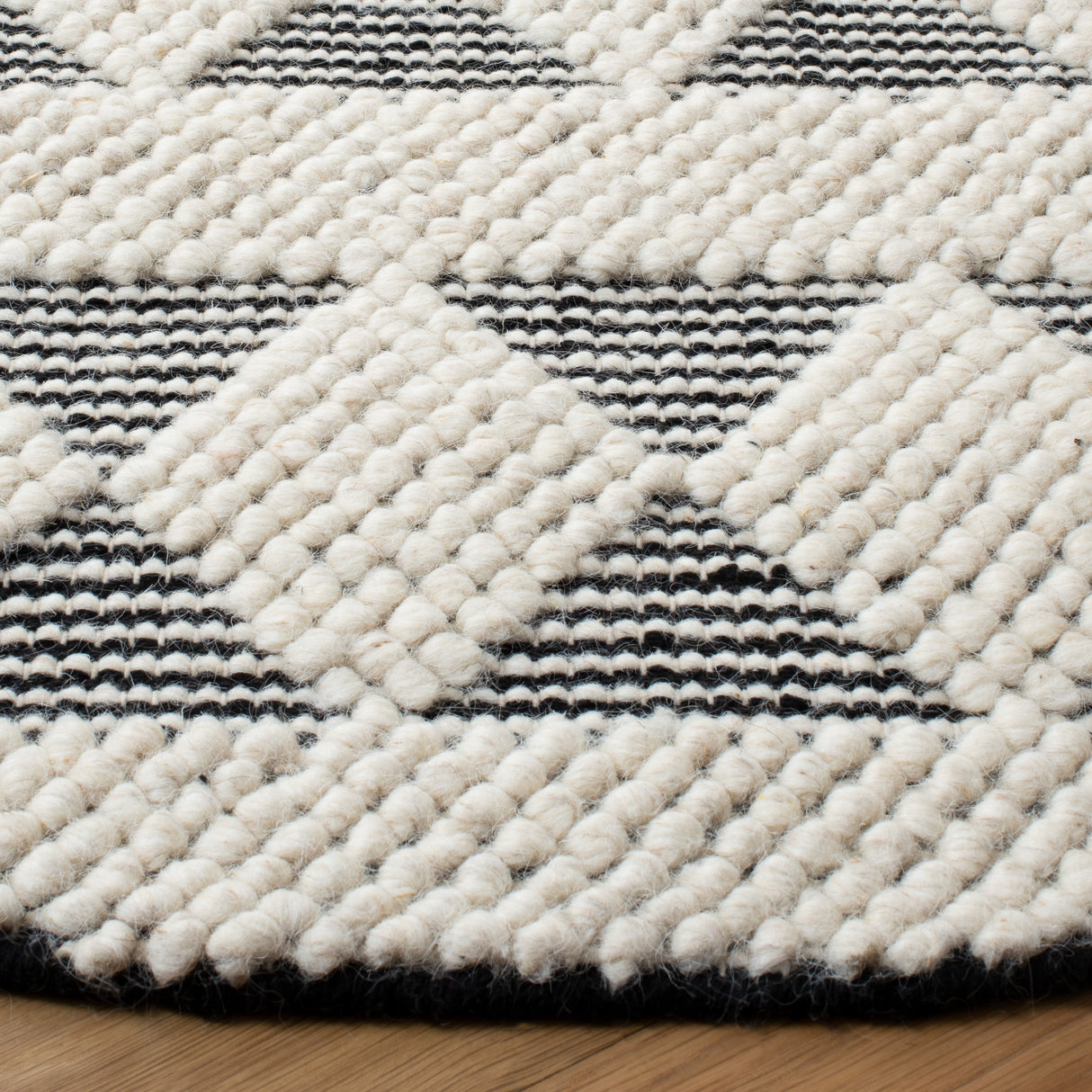Safavieh Natura Nat481A Ivory/Black Rugs.