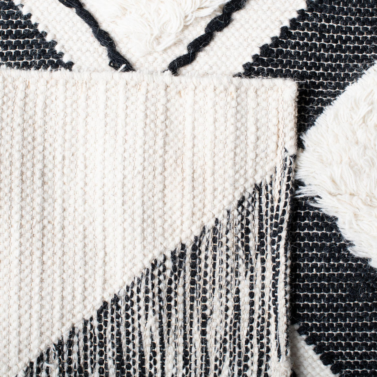Safavieh Natura Nat681A Ivory/Black Rugs.