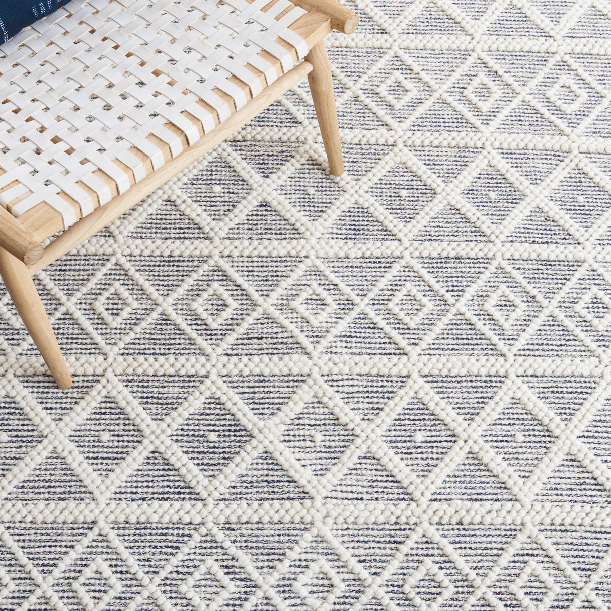 Safavieh Natura Nat827N Ivory/Navy Rug.
