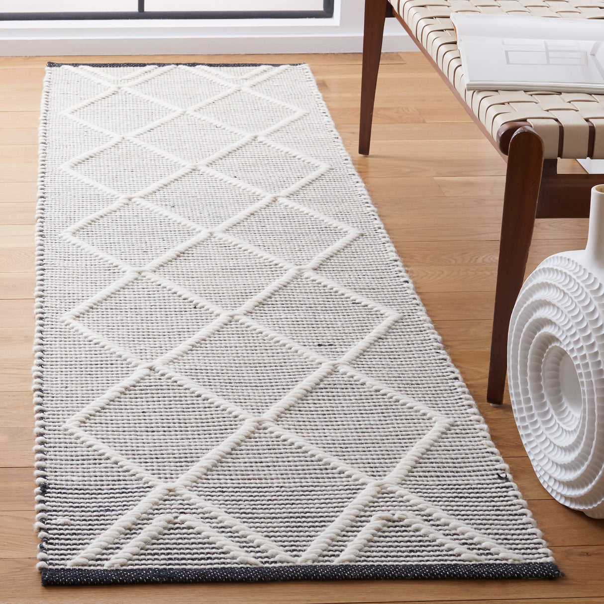 Safavieh Natura Nat832Z Black/Ivory Rug.