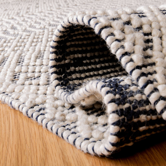 Safavieh Natura Nat852N Ivory/Navy Rug.