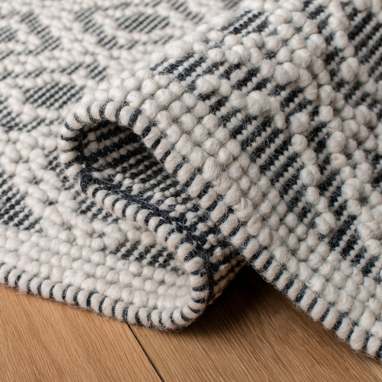 Safavieh Natura Nat860A Ivory/Black Rugs.