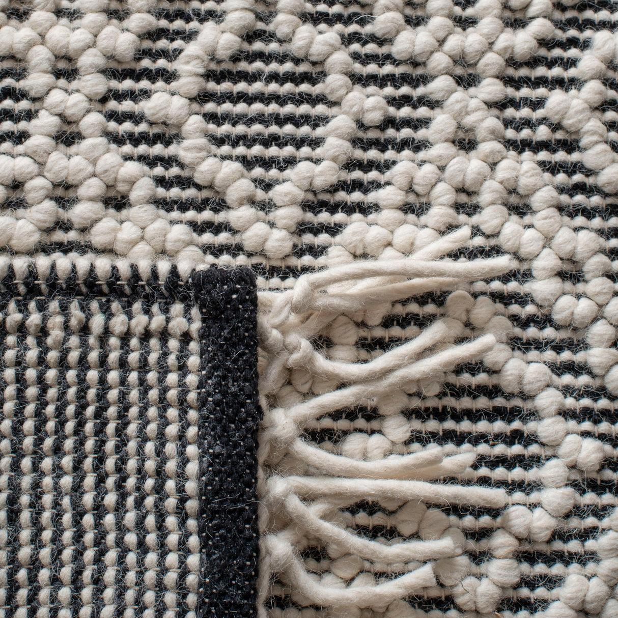 Safavieh Natura Nat860A Ivory/Black Rugs.