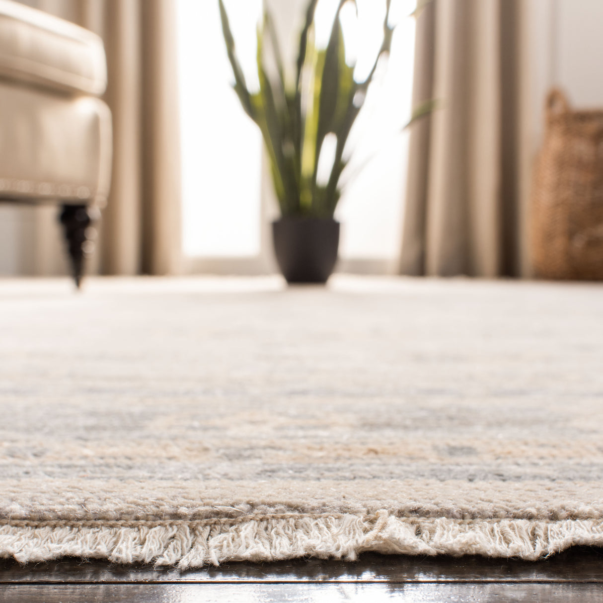 Safavieh Oushak Osh838A Silver Rug.