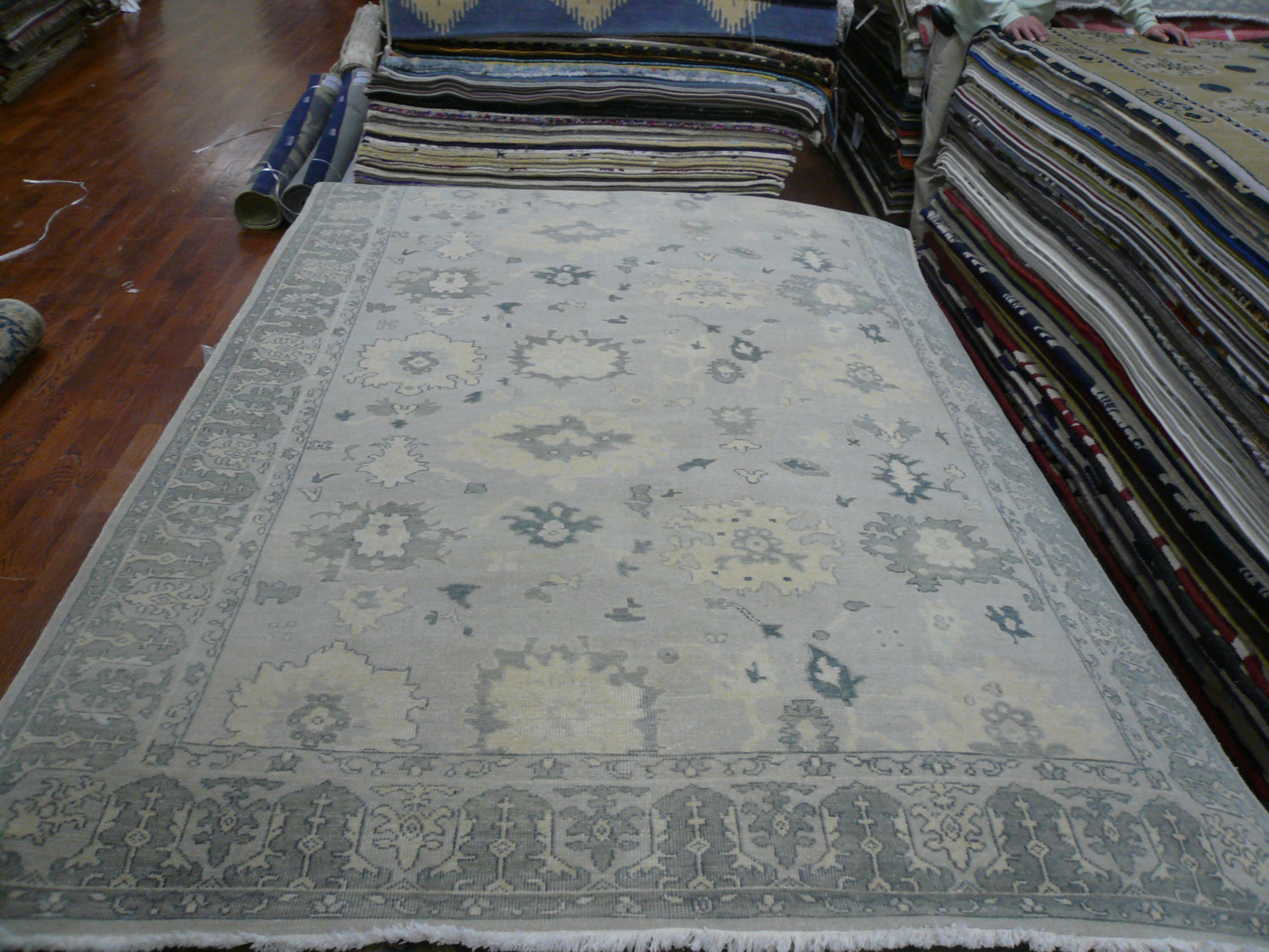 Safavieh Oushak Osh889A Silver/Grey Rug.