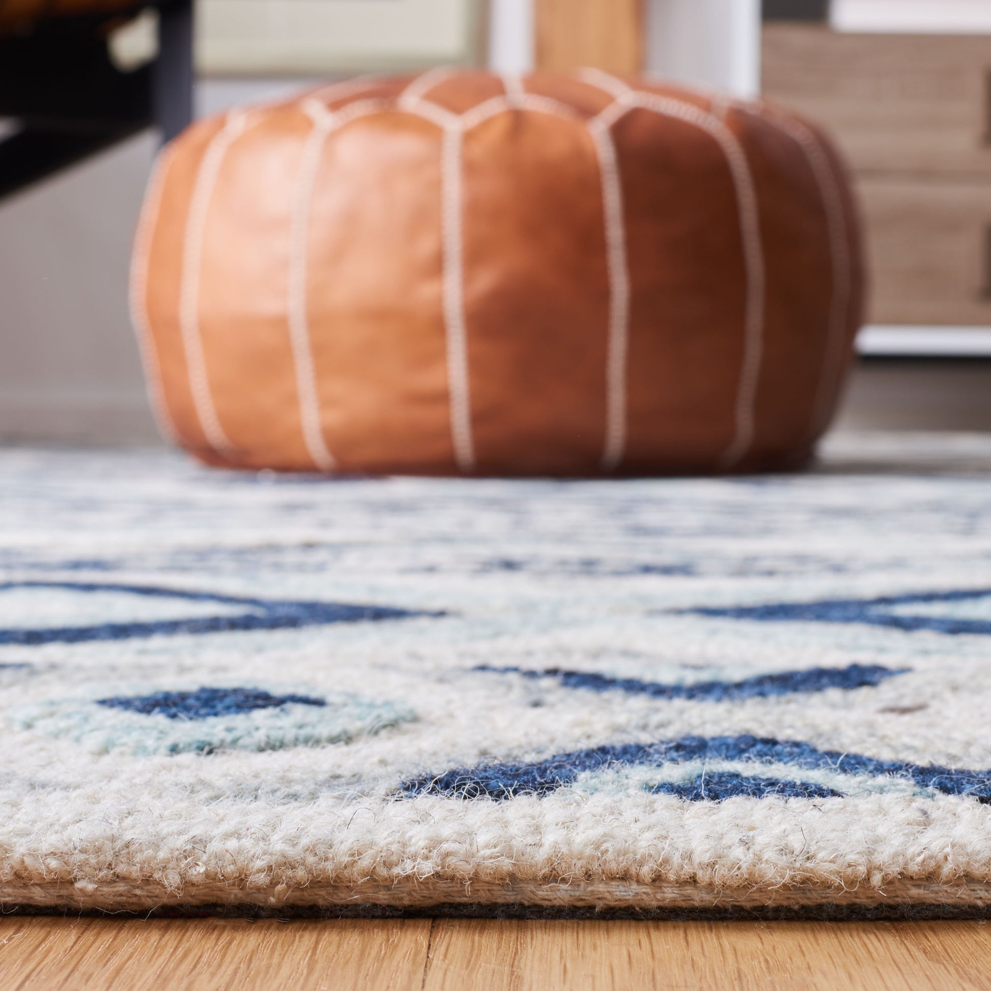 Safavieh Roslyn Ros602J Blue/White Area Rug