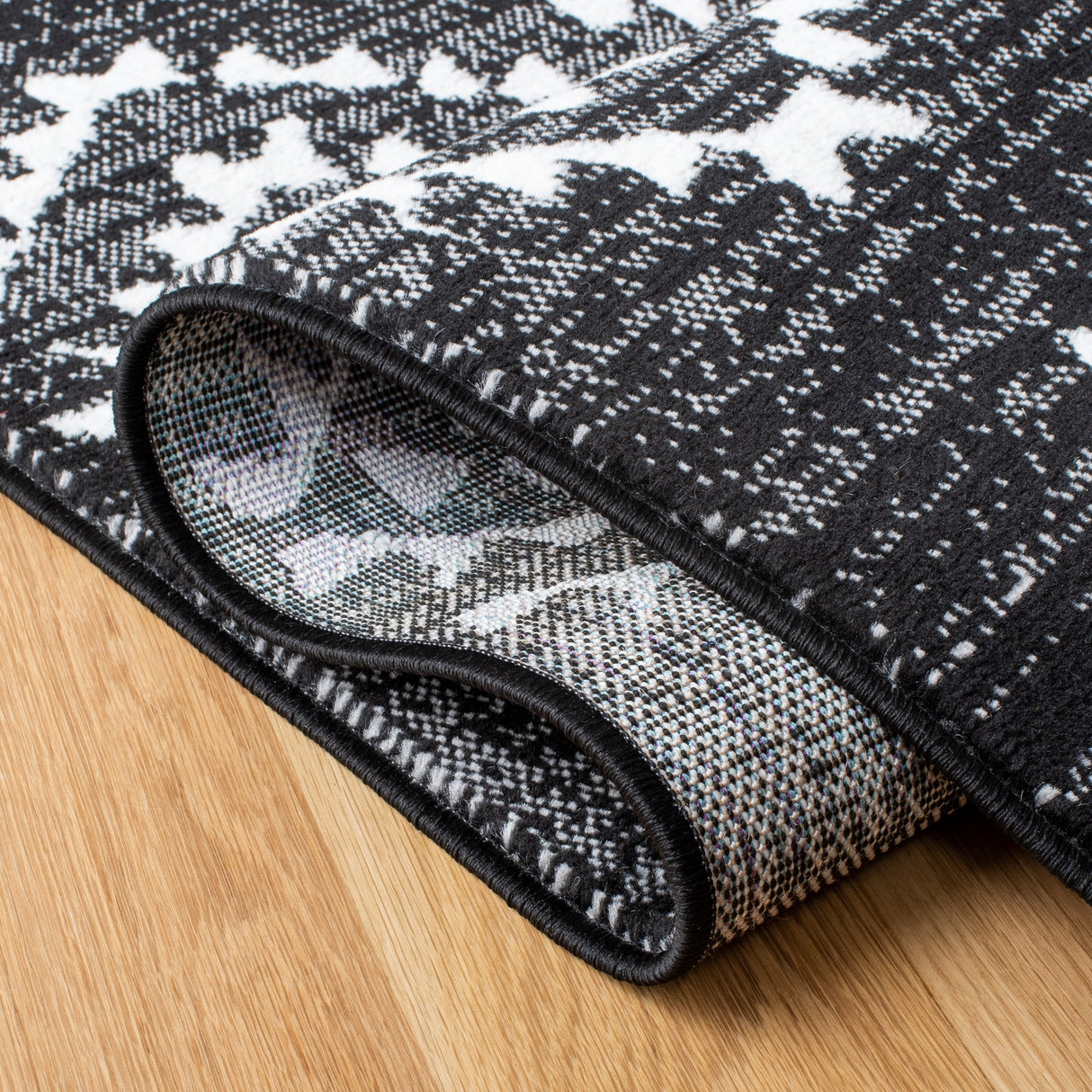 Safavieh Skyler Sky179Z Black/Ivory Rugs.