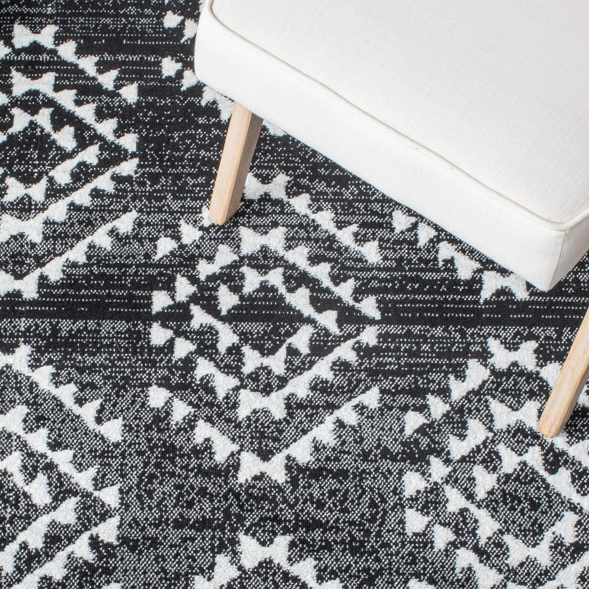Safavieh Skyler Sky179Z Black/Ivory Rugs.