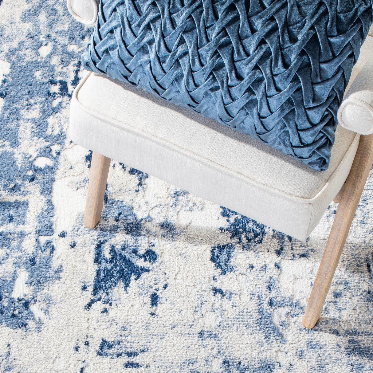 Safavieh Skyler Sky562M Grey/Navy Rugs.