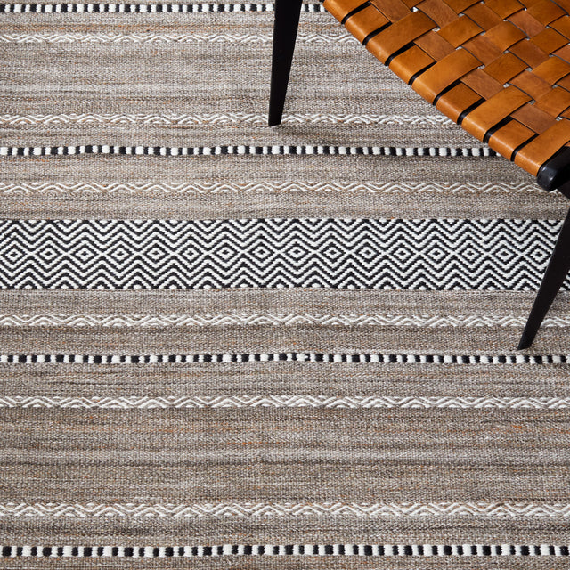 Safavieh Striped Kilim Stk101Z Black/Ivory Rug.