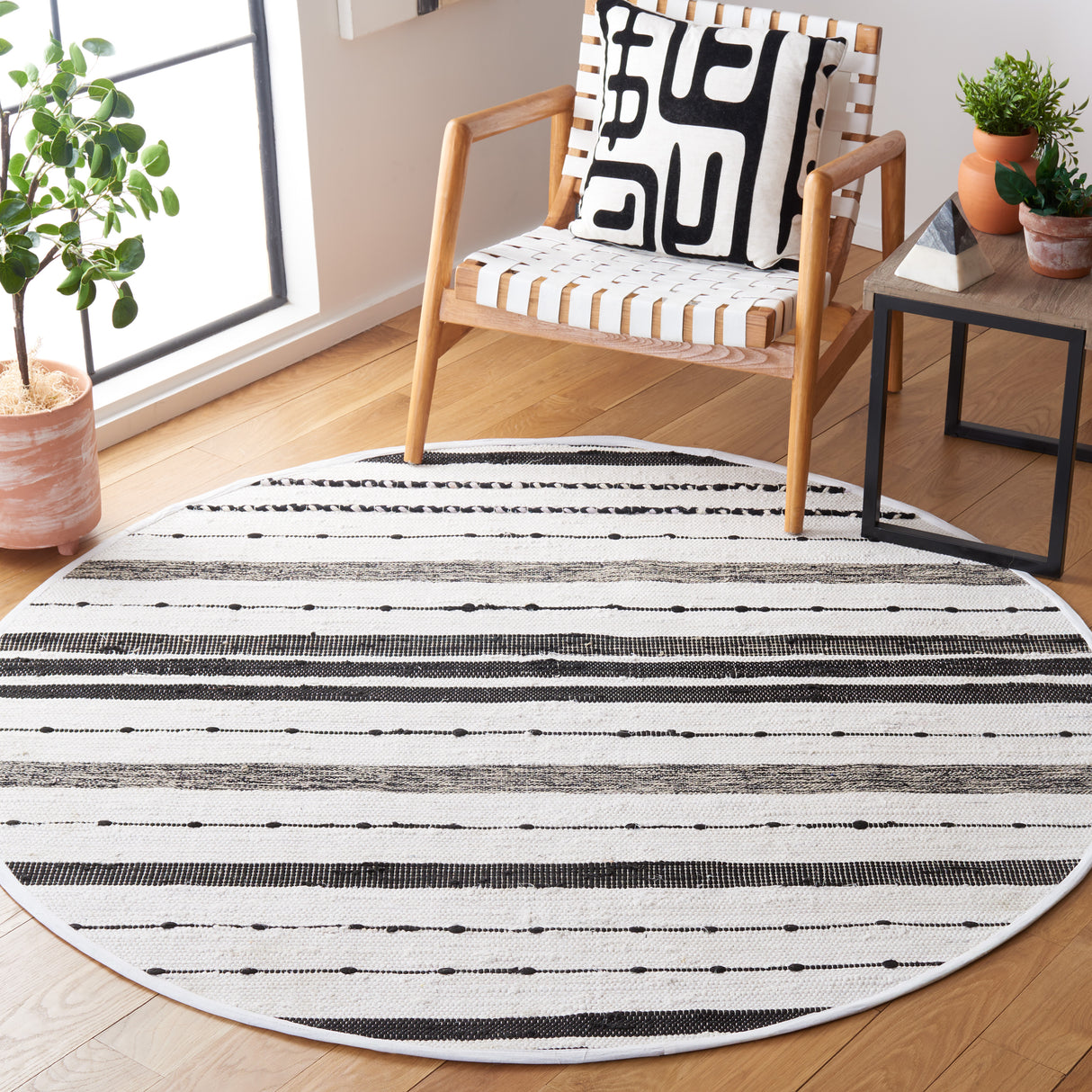 Safavieh Striped Kilim Stk201A Ivory/Black Rug.