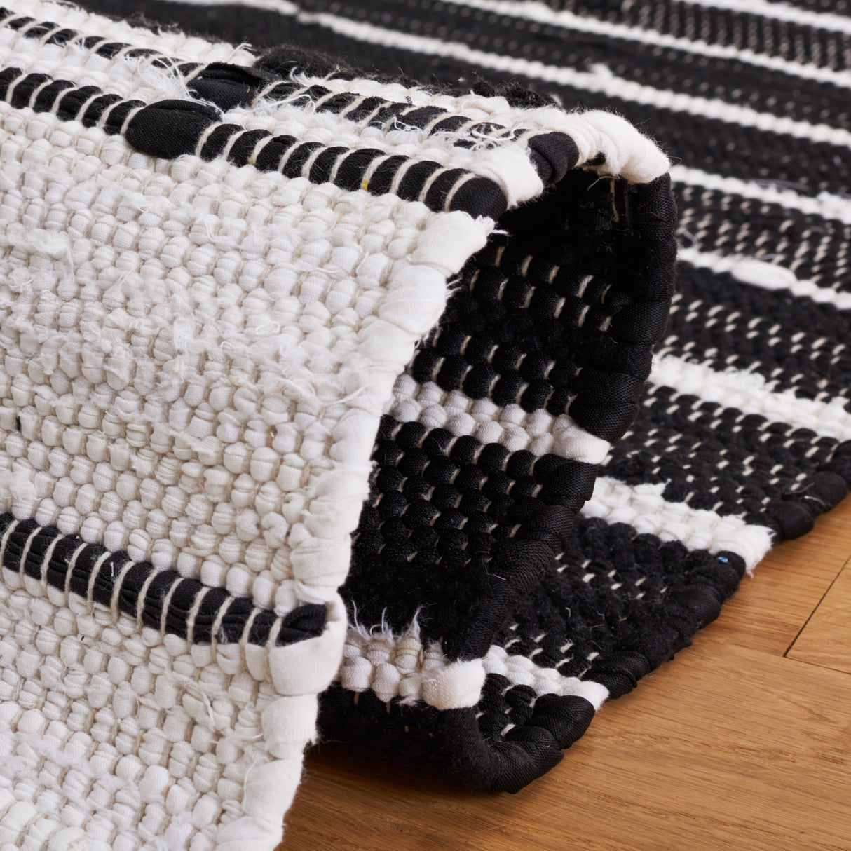 Safavieh Striped Kilim Stk202Z Black/Ivory Rug.