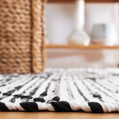 Safavieh Striped Kilim Stk203A Ivory/Black Rug.