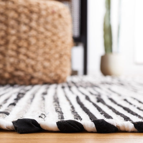 Safavieh Striped Kilim Stk204A Ivory/Black Rug.