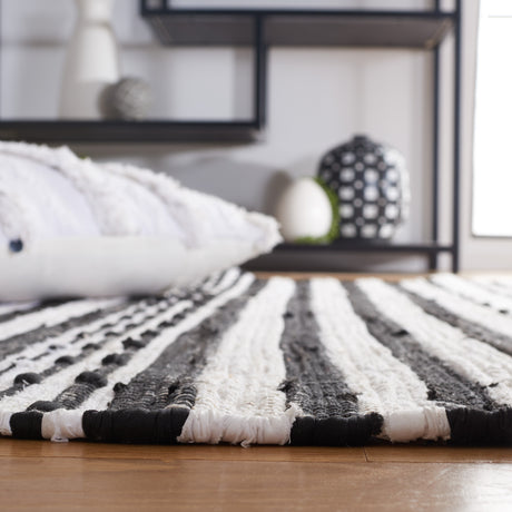 Safavieh Striped Kilim Stk205Z Black/Ivory Rug.