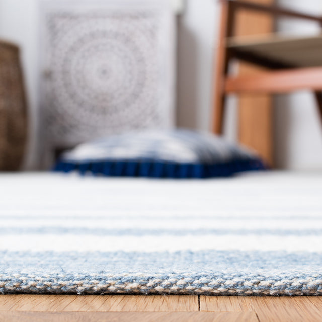 Safavieh Striped Kilim Stk504A Ivory/Blue Rugs.