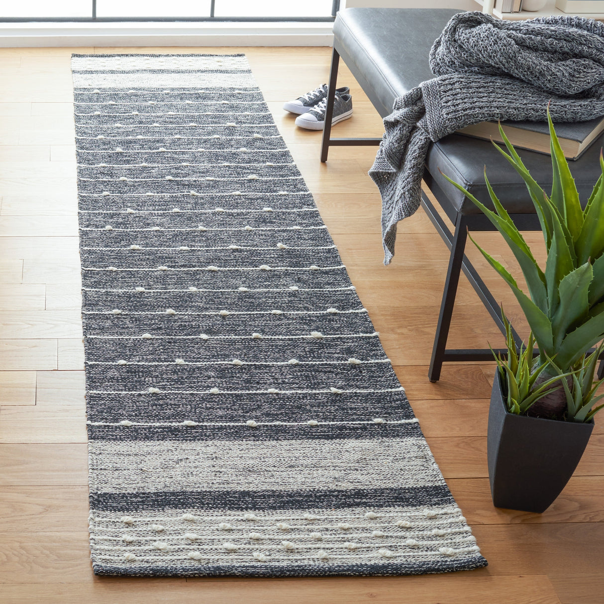 Safavieh Striped Kilim Stk509Z Black/Ivory Rugs.
