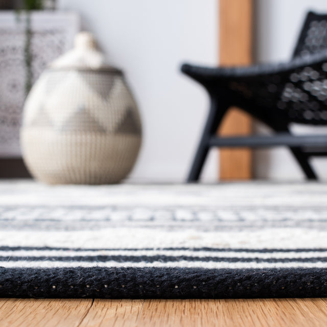 Safavieh Striped Kilim Stk511Z Black/Ivory Rugs.