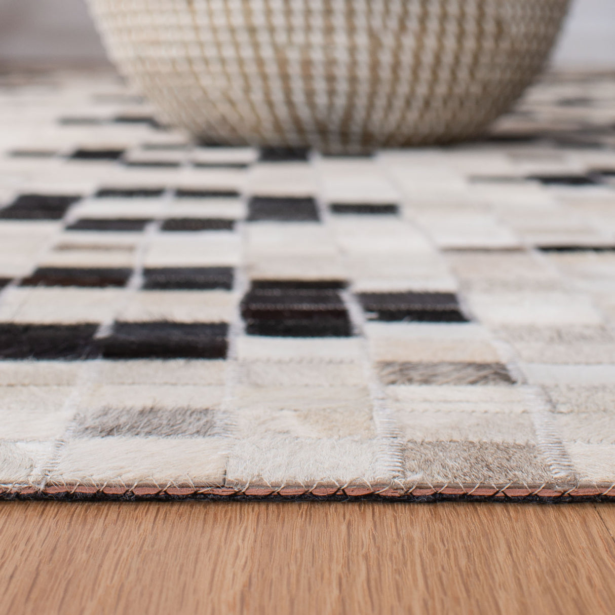 Safavieh Studio Leather Stl811A Ivory/Black Rugs.