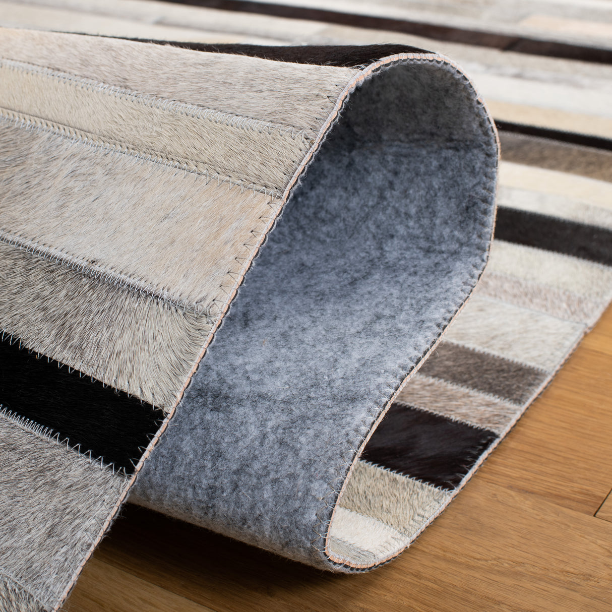 Safavieh Studio Leather Stl816A Ivory/Black Rugs.