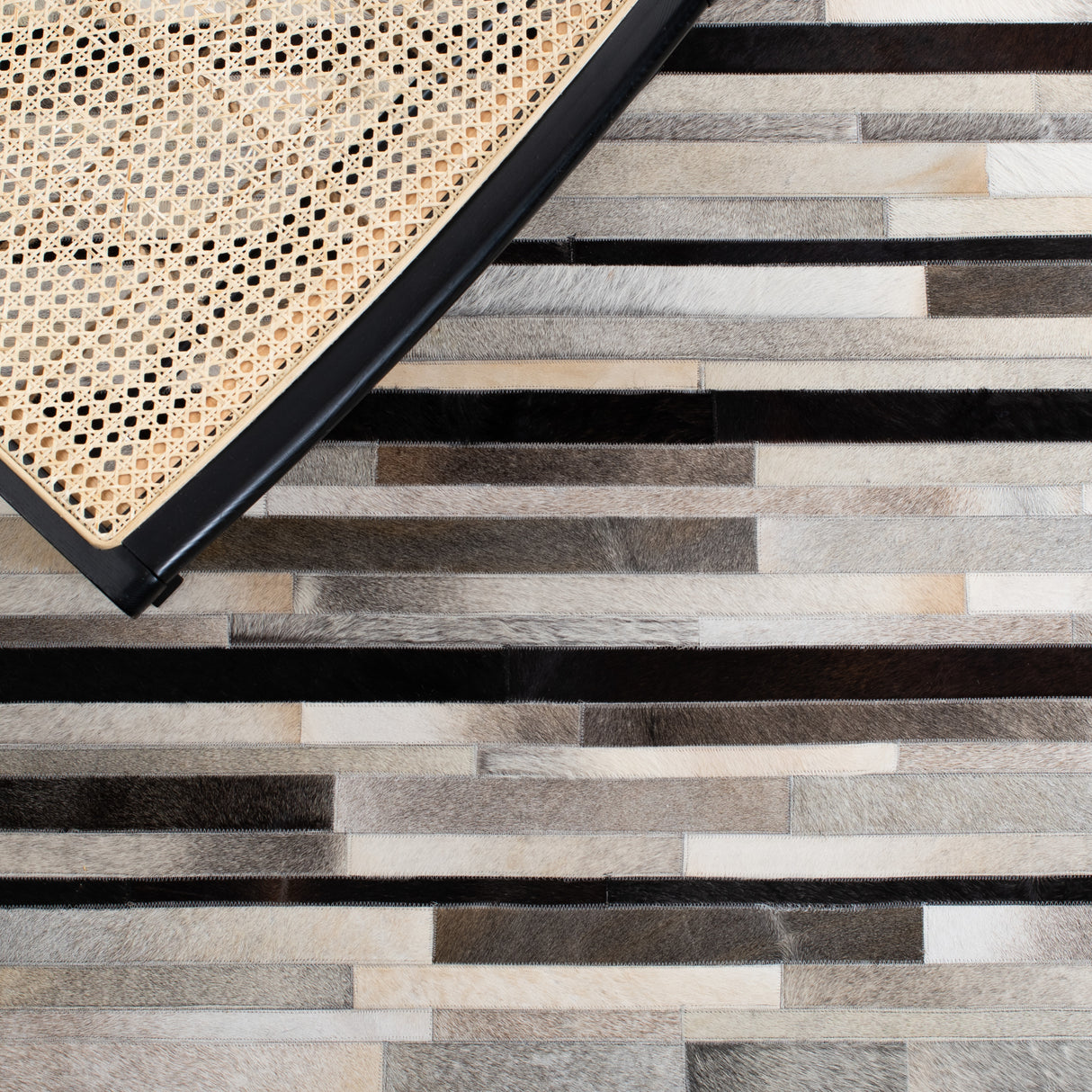Safavieh Studio Leather Stl816A Ivory/Black Rugs.
