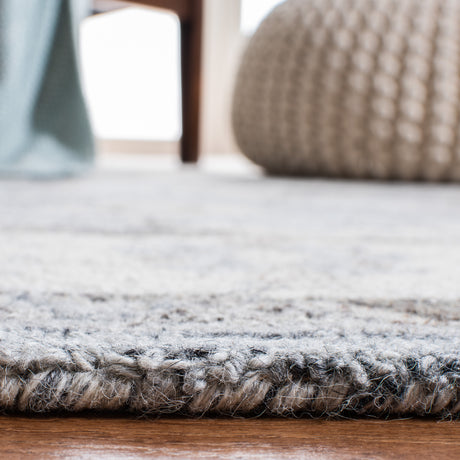Safavieh Suzani Szn331A Grey/Ivory Rug.