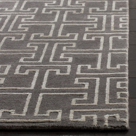 Safavieh Tibetan Tb832A Grey/Ivory Rug.