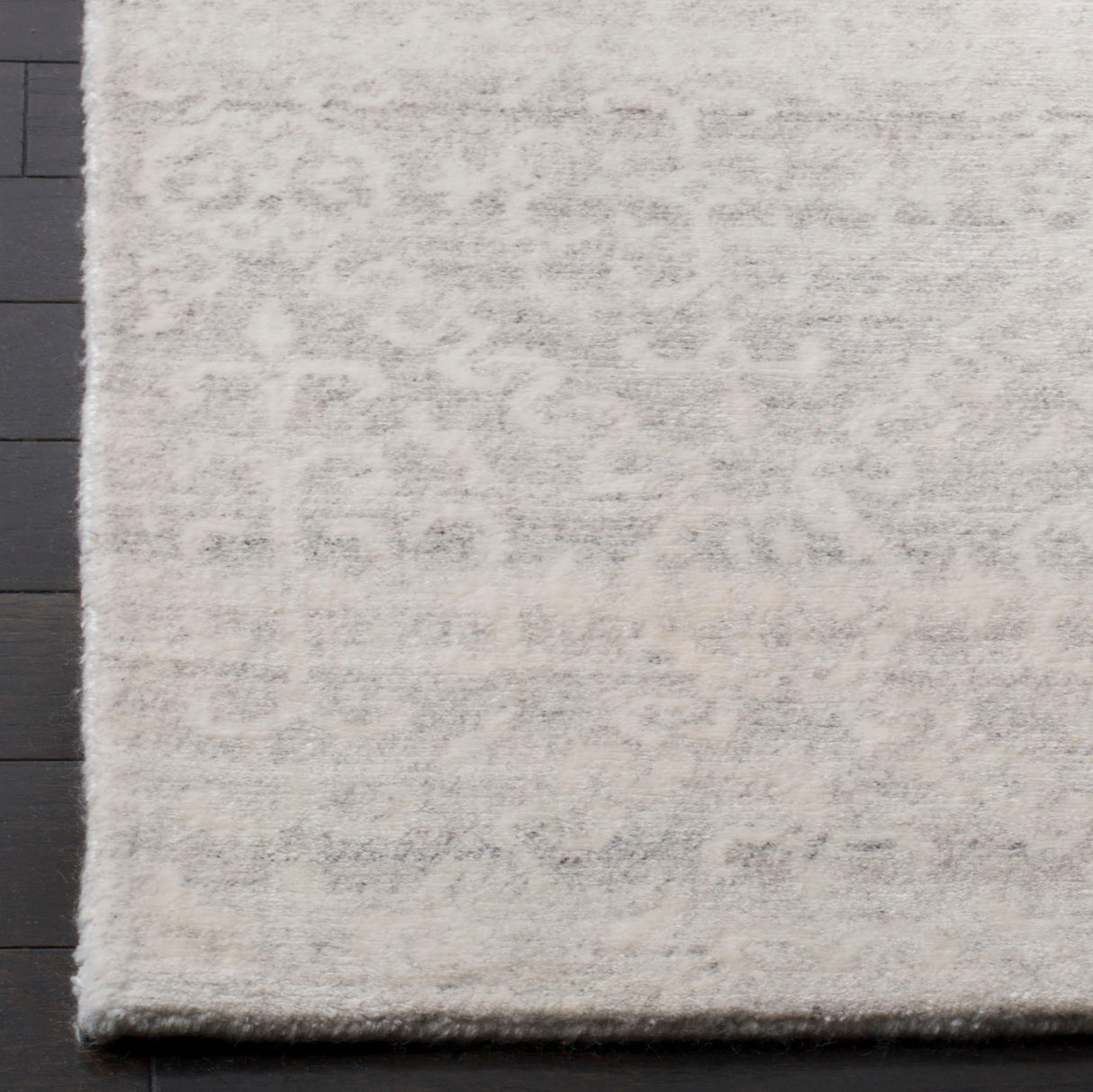 Safavieh Tibetan Tb890A Ivory Rug.