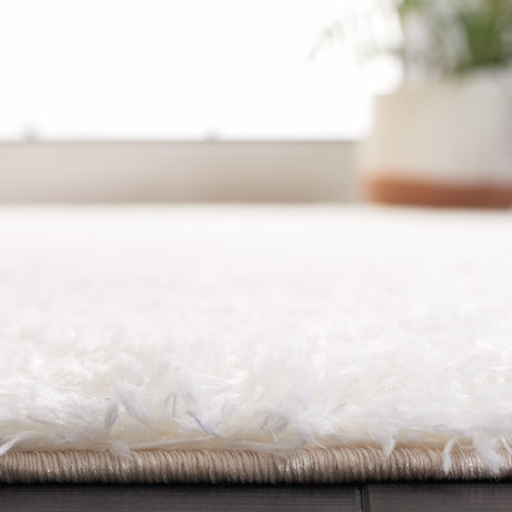 Safavieh Tahoe Shag Tho670A White Rug.