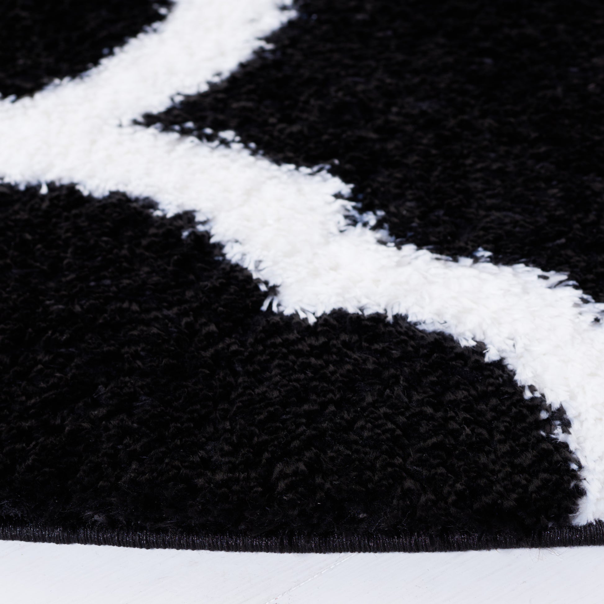 Safavieh Tahoe Shag Tho675Z Black/White Area Rug