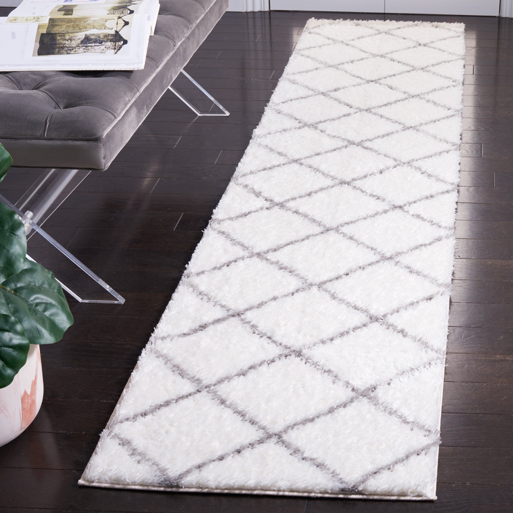 Safavieh Tahoe Shag Tho676A White/Grey Area Rug