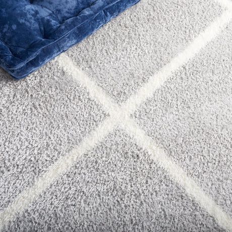 Safavieh Tahoe Shag Tho676F Light Grey/White Rug.