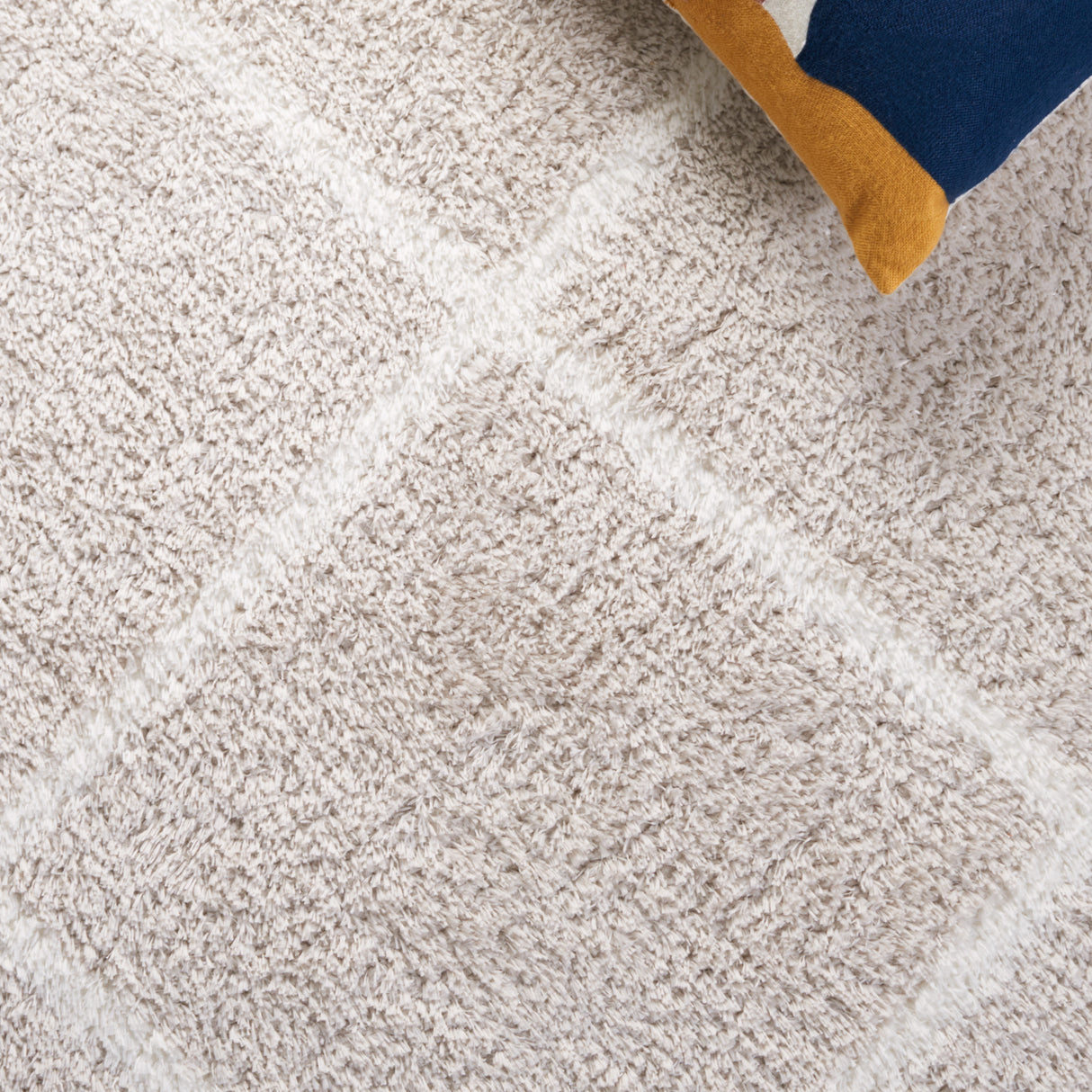 Safavieh Tahoe Shag Tho676H Silver/White Rug.