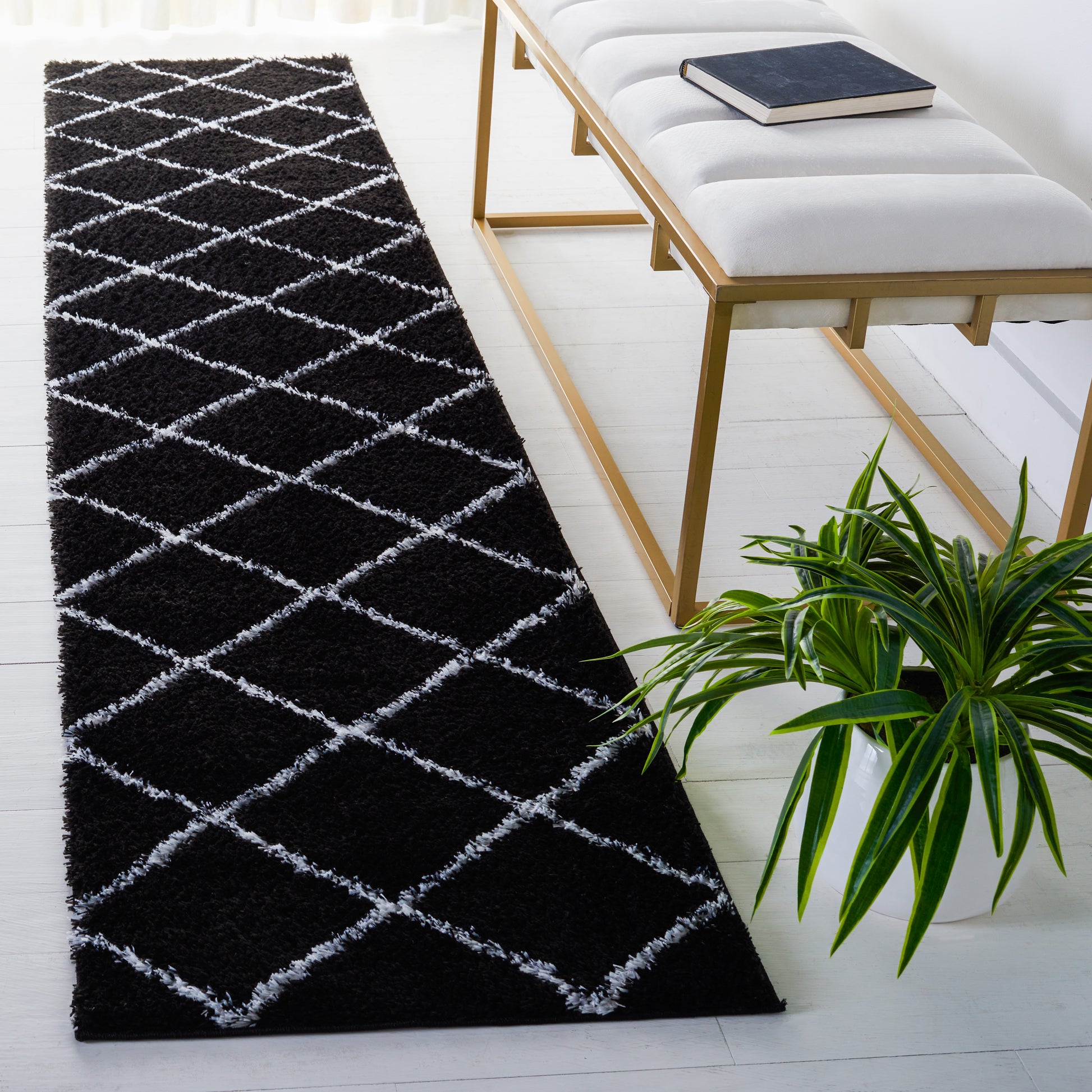 Safavieh Tahoe Shag Tho676Z Black/White Area Rug