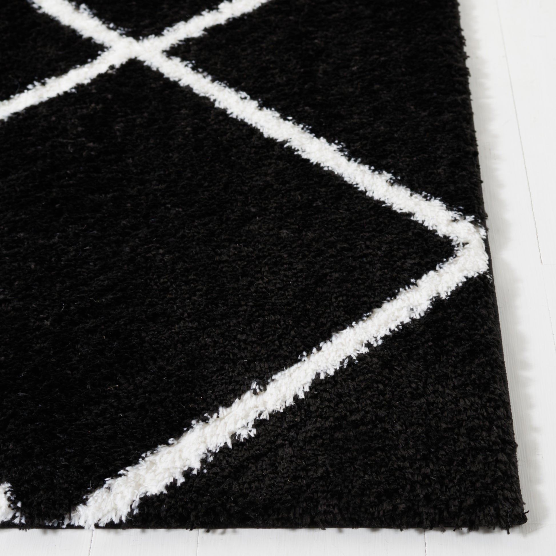 Safavieh Tahoe Shag Tho676Z Black/White Area Rug