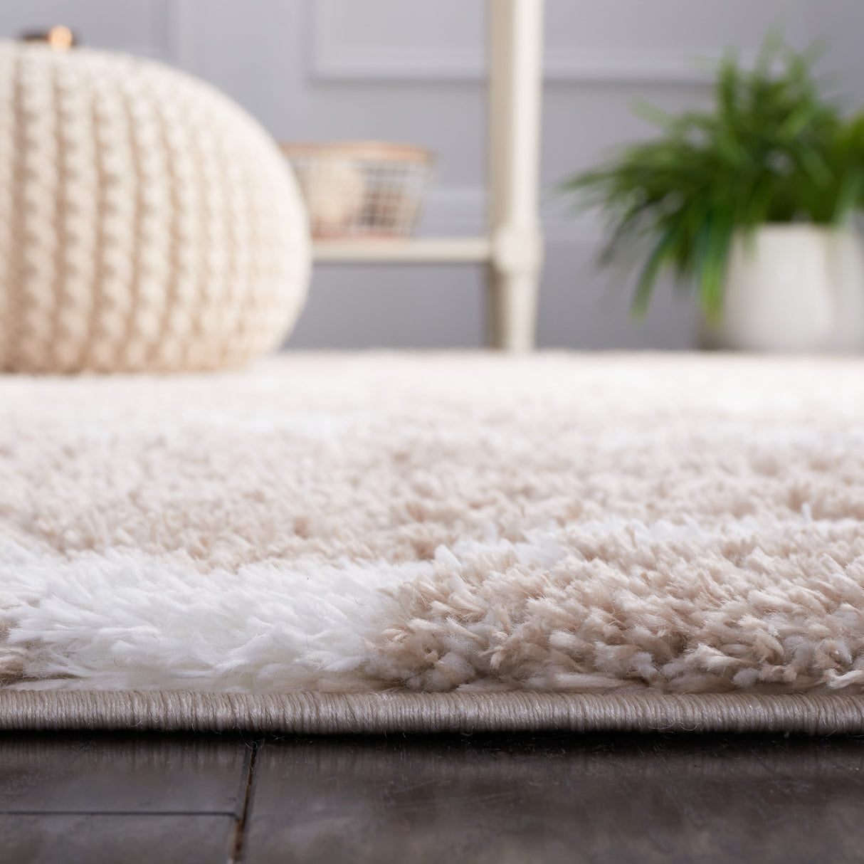 Safavieh Tahoe Shag Tho677B Beige/White Rug.