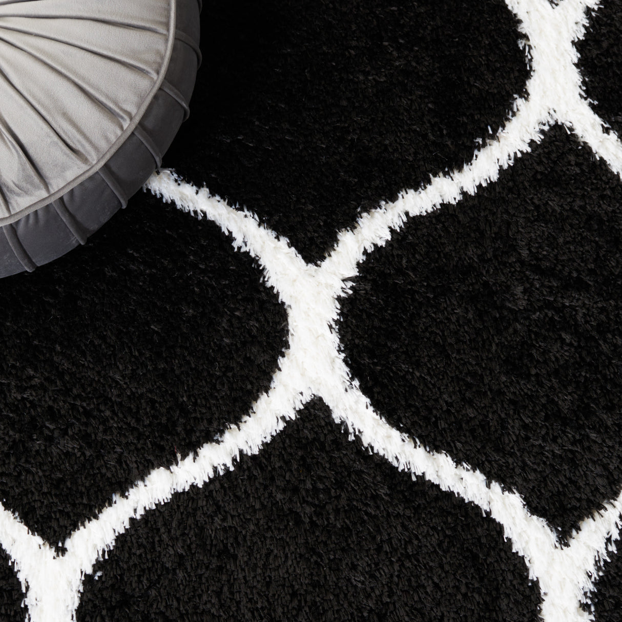 Safavieh Tahoe Shag Tho677Z Black/White Rug.