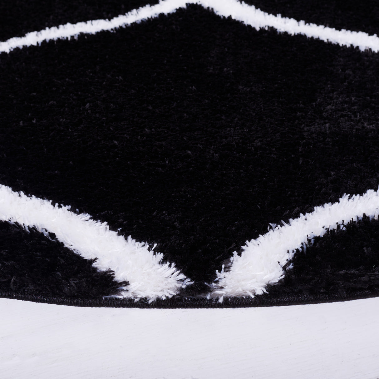 Safavieh Tahoe Shag Tho677Z Black/White Rug.