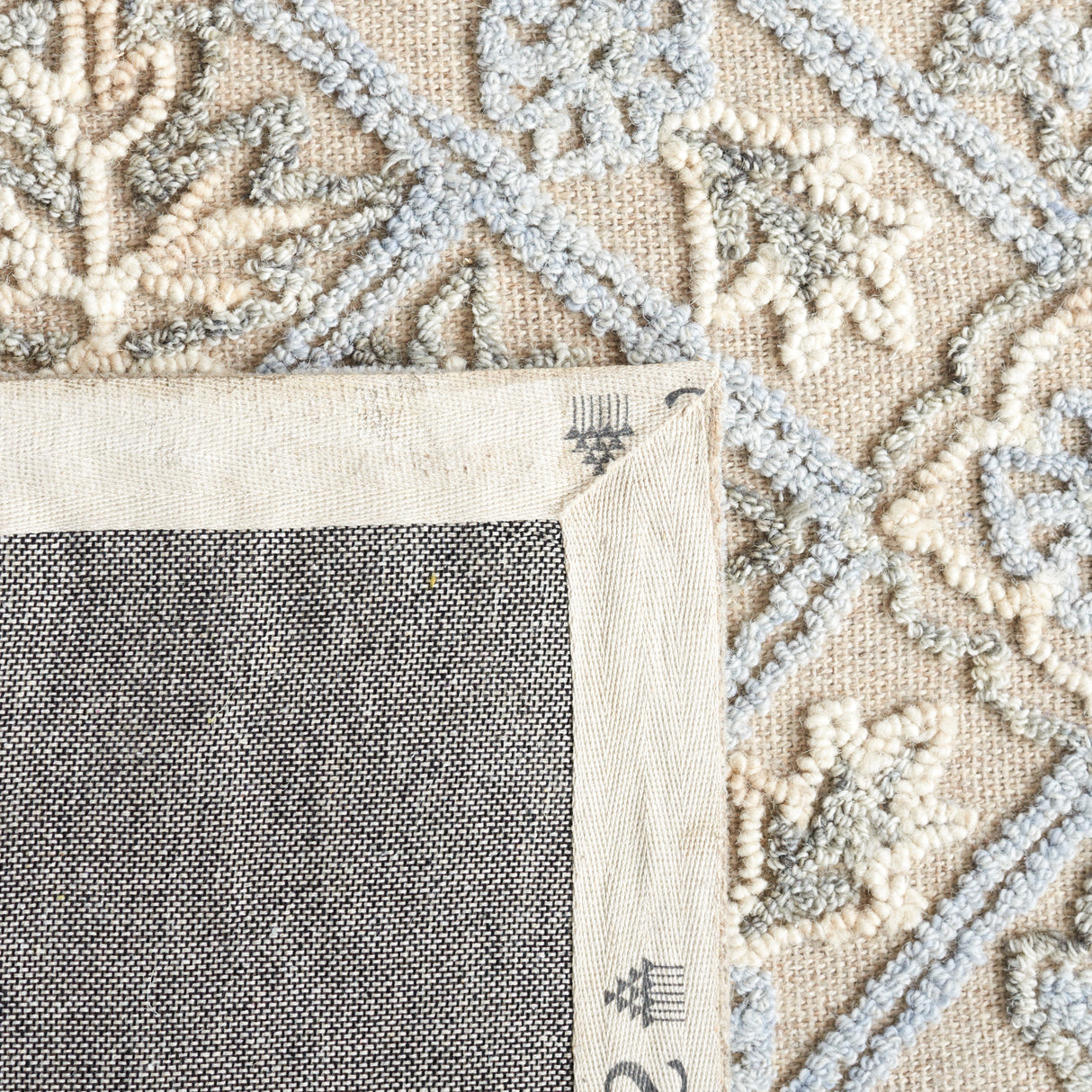 Safavieh Trace Trc802B Beige/Silver Rug.