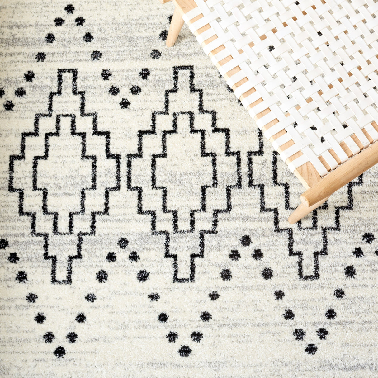 Safavieh Tulum Tul646Z Black/Ivory Rug.
