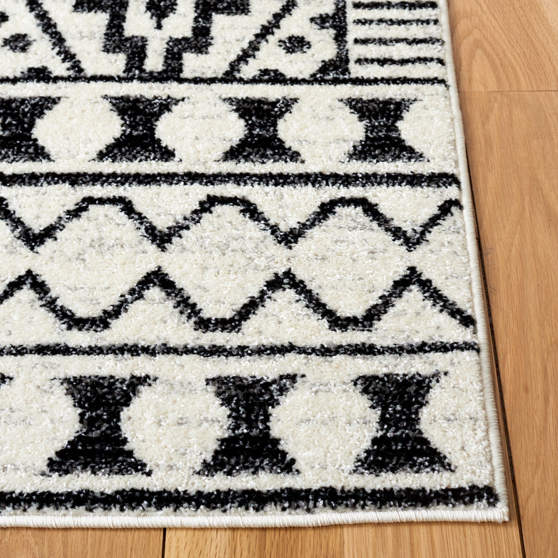 Safavieh Tulum Tul648Z Black/Ivory Area Rug