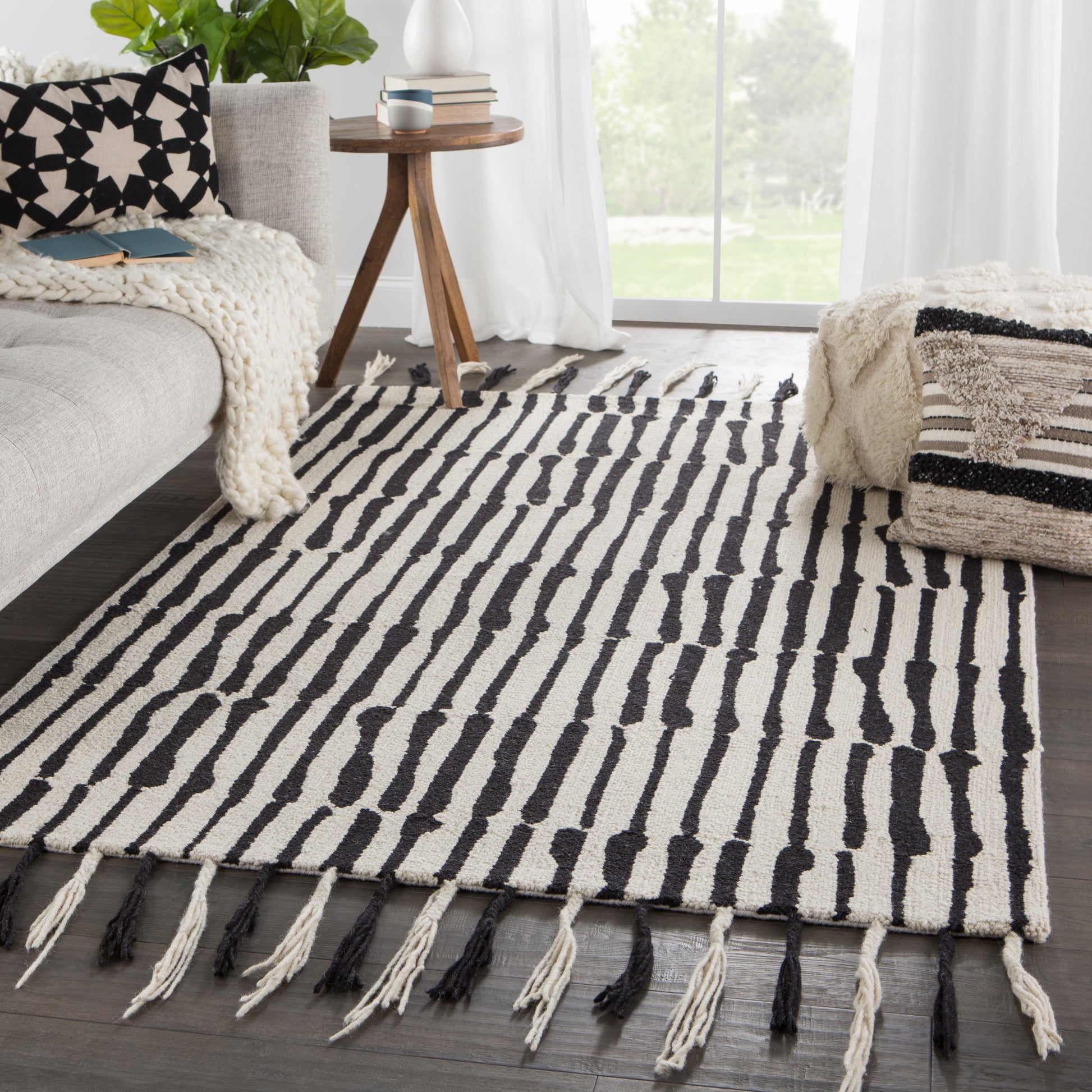 Jaipur Vera By Nikki Chu Saville Vnk08 Black/Ivory Area Rug