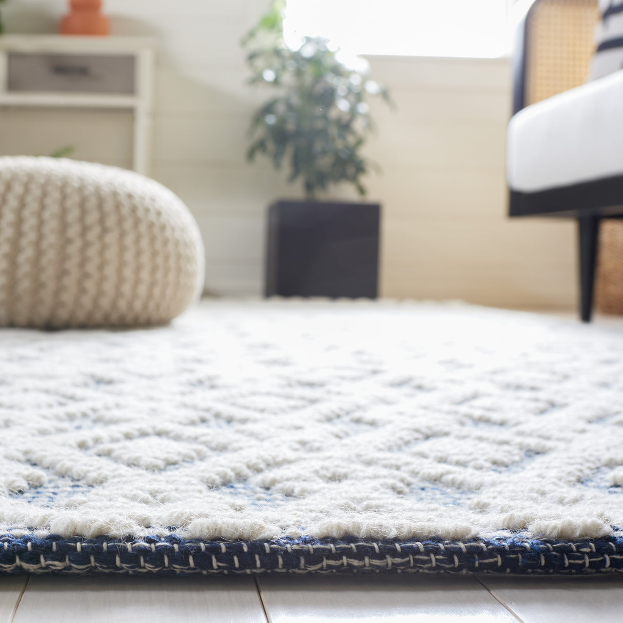 Safavieh Vermont Vrm102N Ivory/Navy Rug.